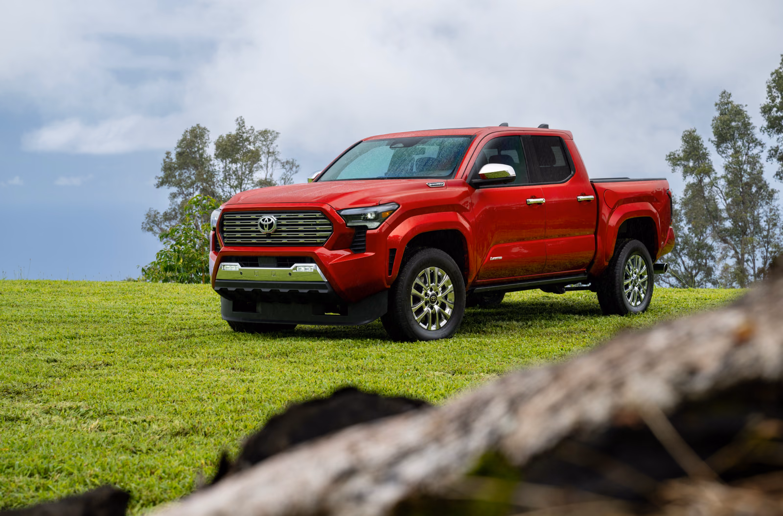 Красная Toyota Tacoma Limited 2025 на природе