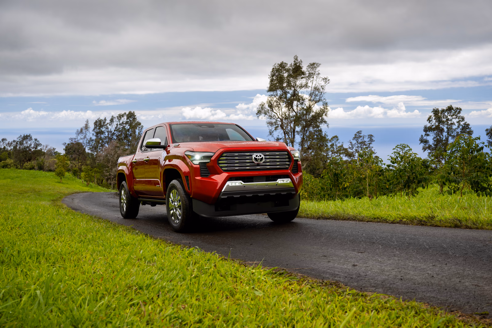 Toyota Tacoma Limited на загородной дороге