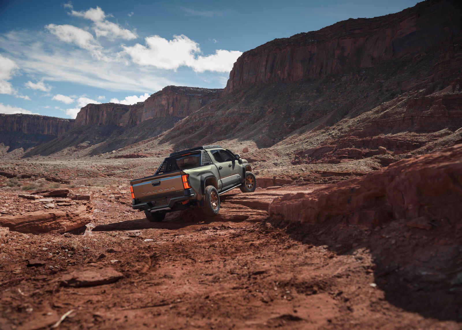 Toyota Tacoma Trailhunter на каменистой трассе