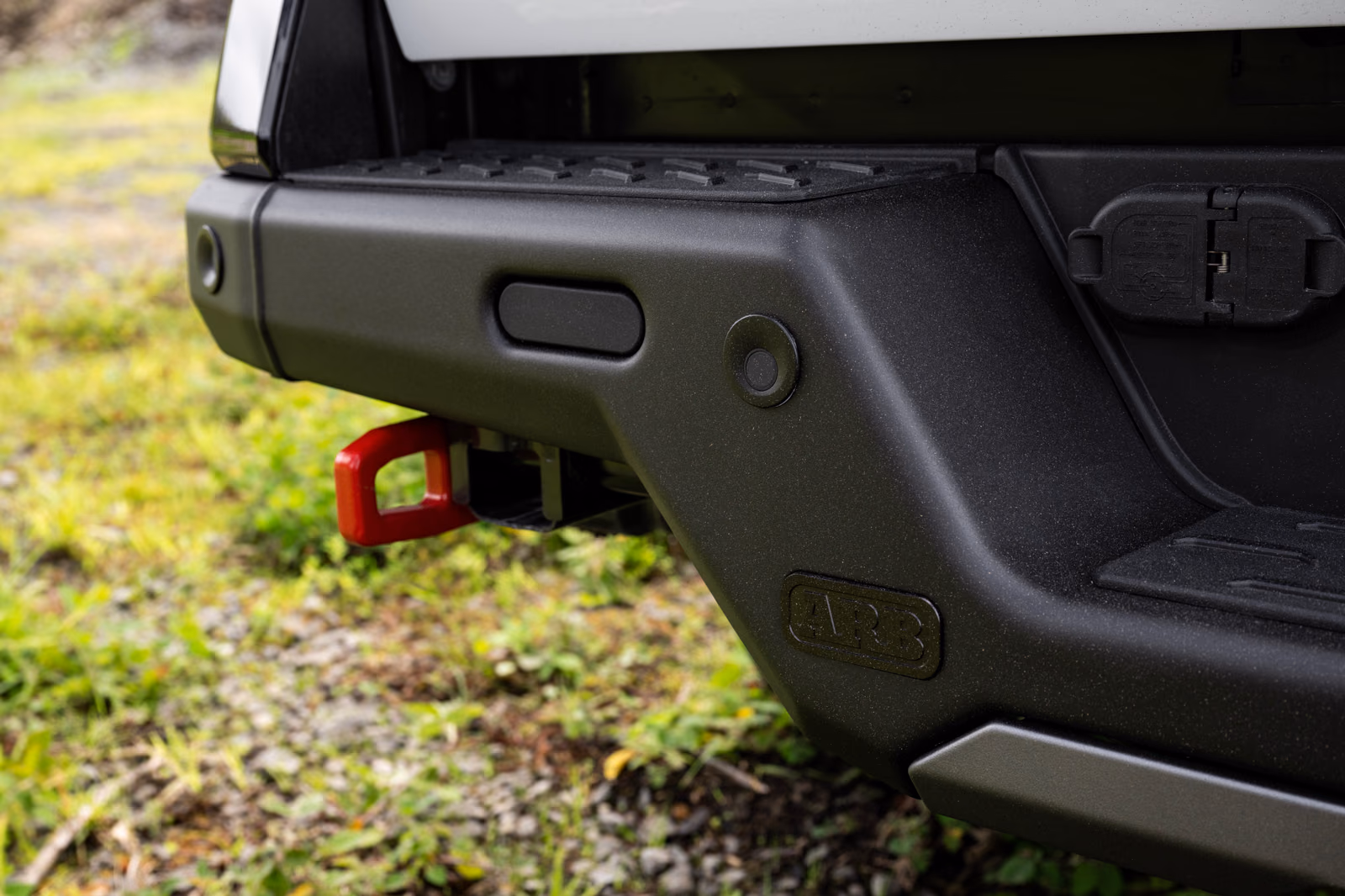 Задний бампер и буксировочная проушина Toyota Tacoma