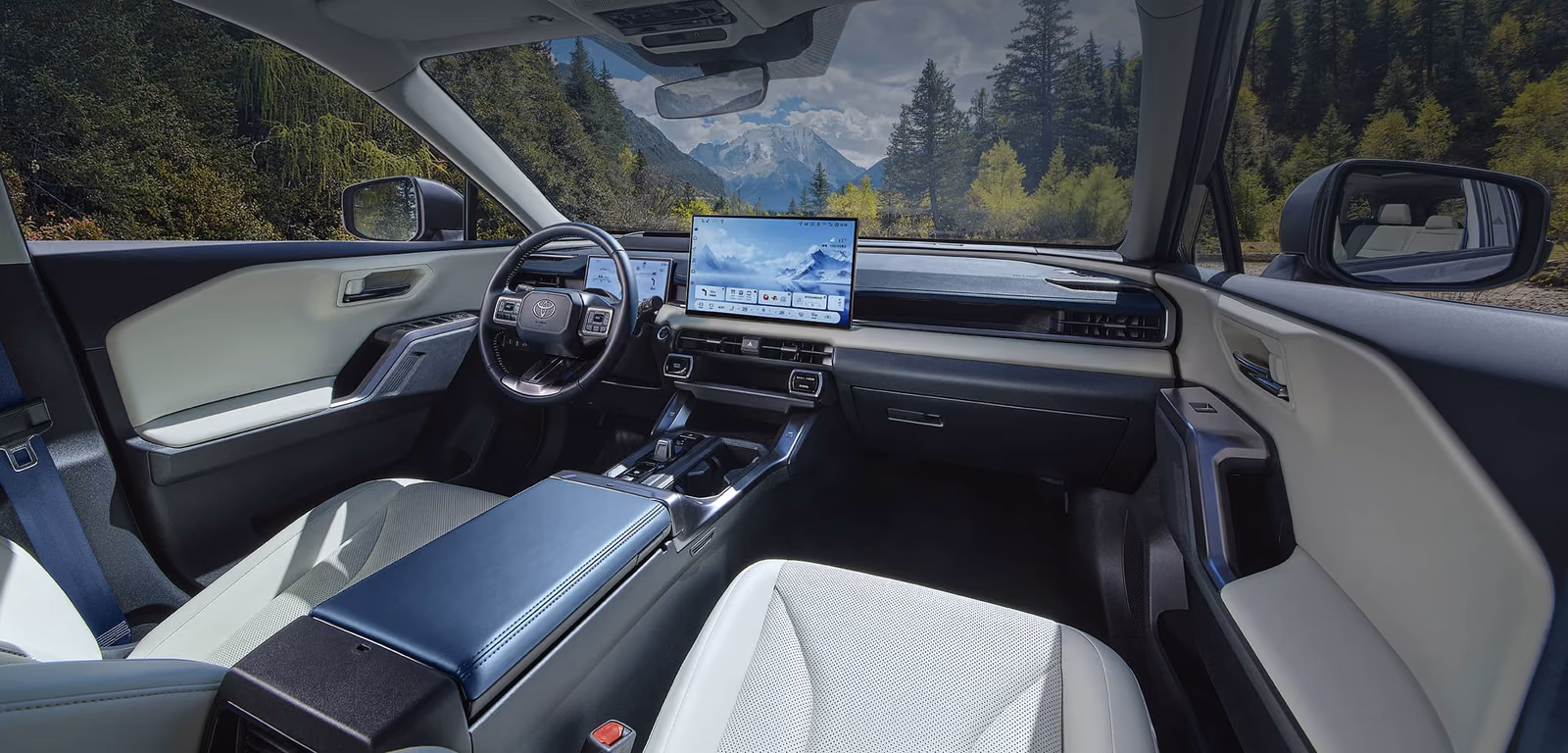 Передняя панель нового Toyota Wildlander