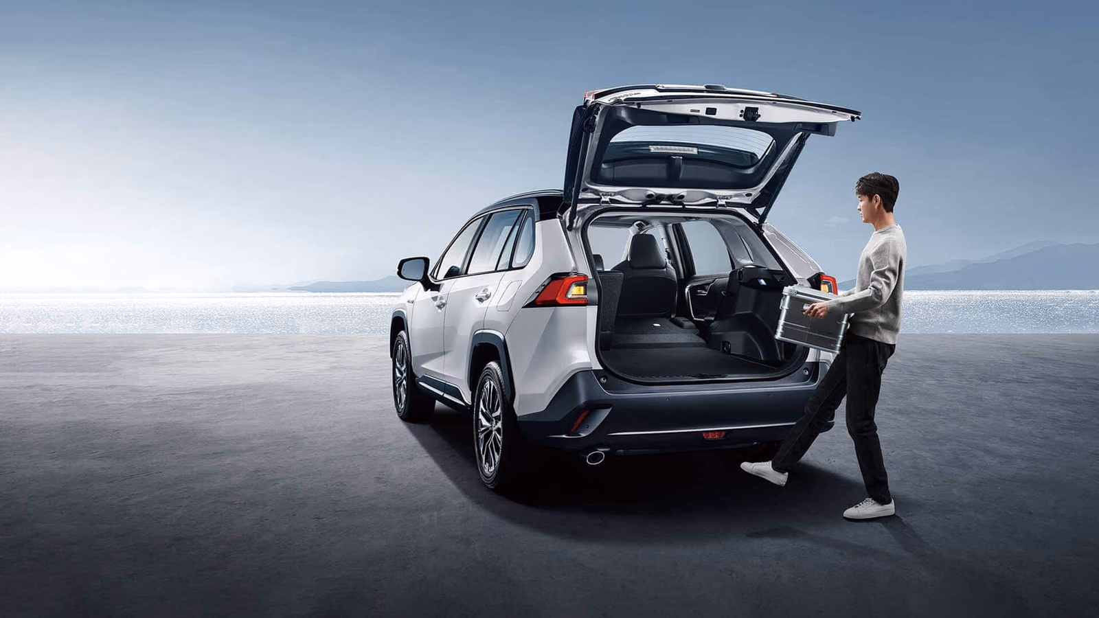 Багажник Toyota Wildlander с электроприводом