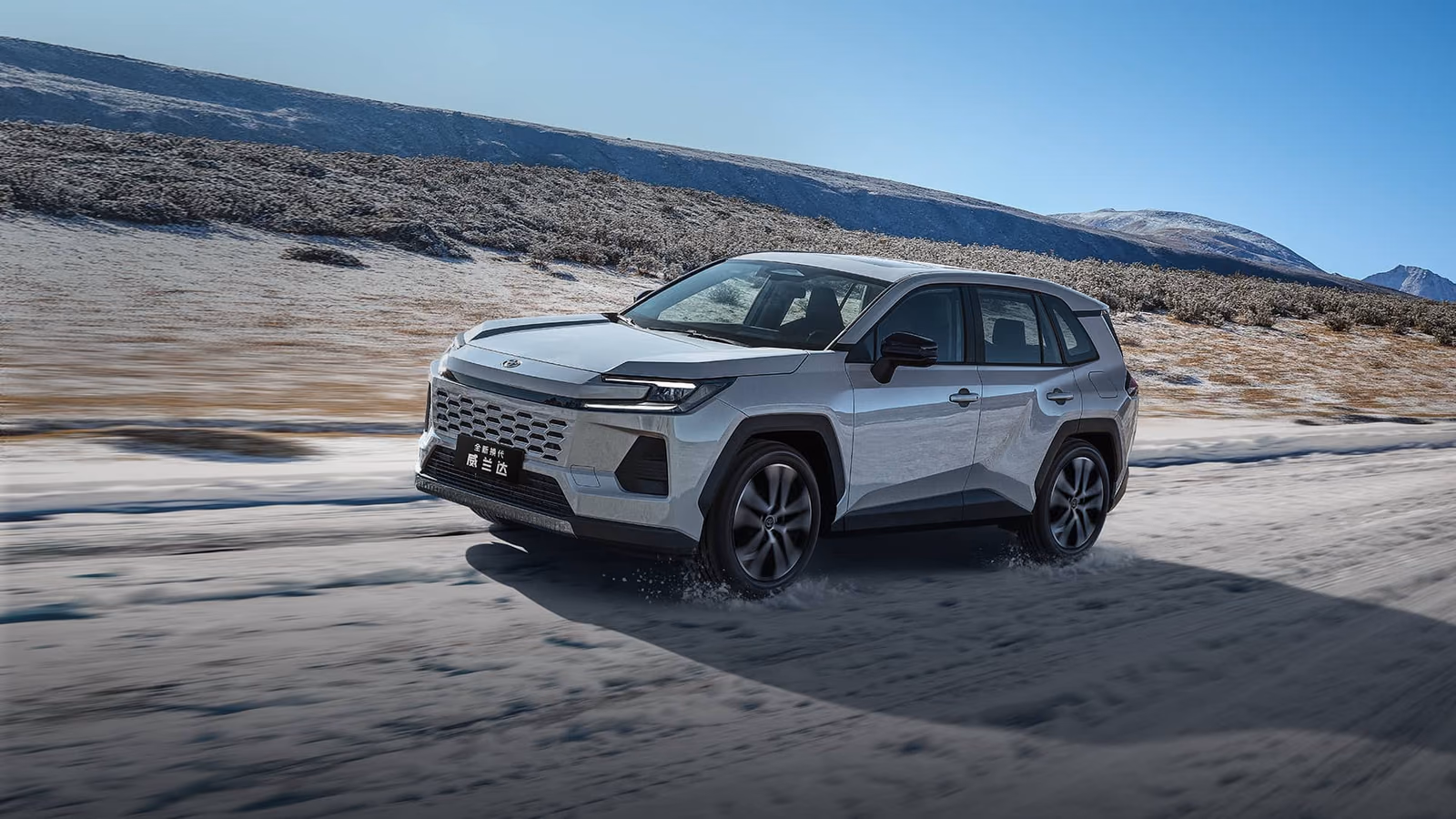 Toyota Wildlander на зимней дороге
