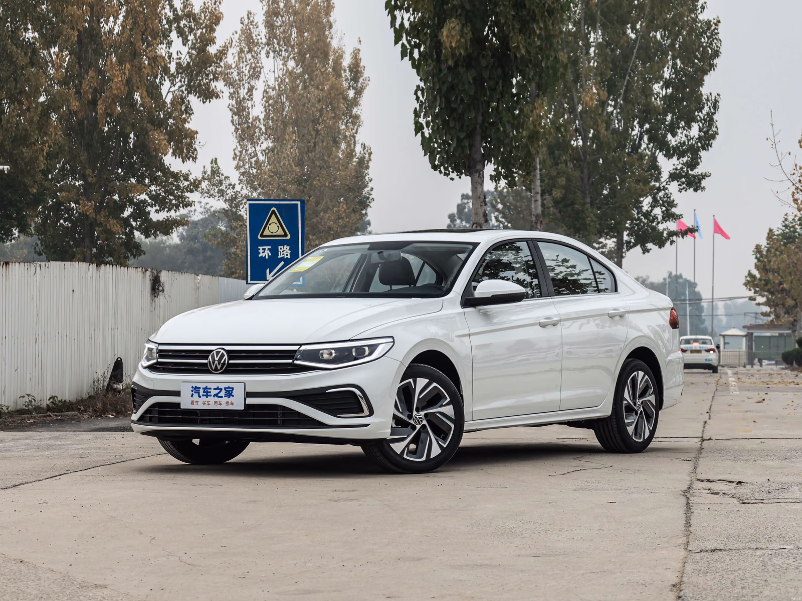 Volkswagen Bora — белый кузов спереди в три четверти