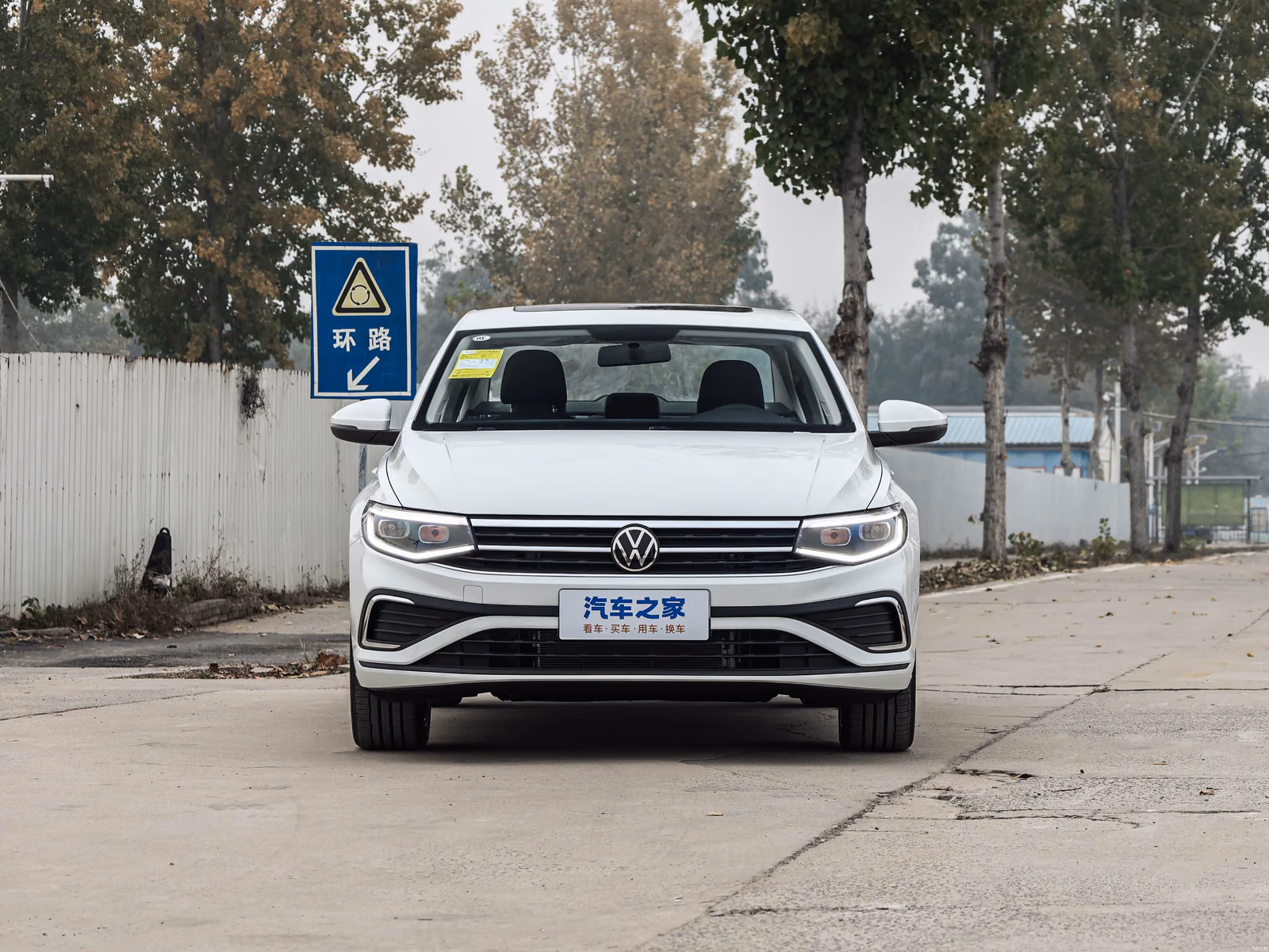 Volkswagen Bora — вид строго спереди