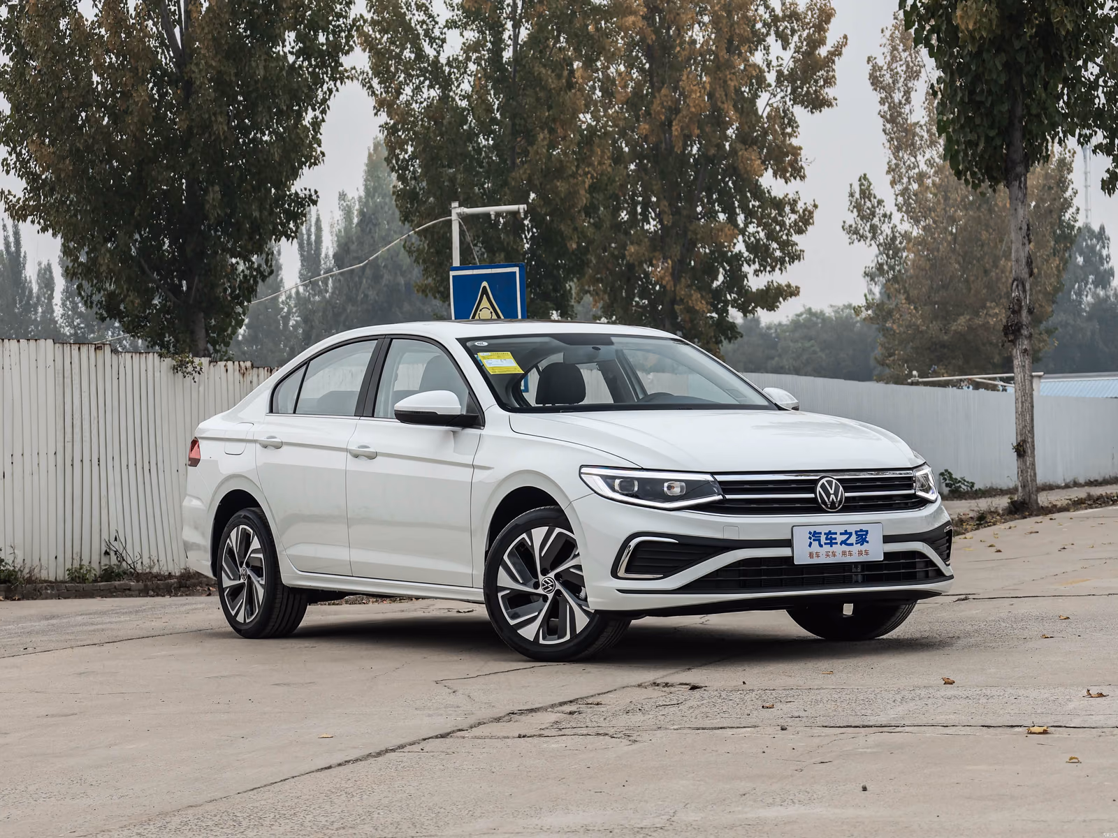Volkswagen Bora — передняя часть с противоположной стороны