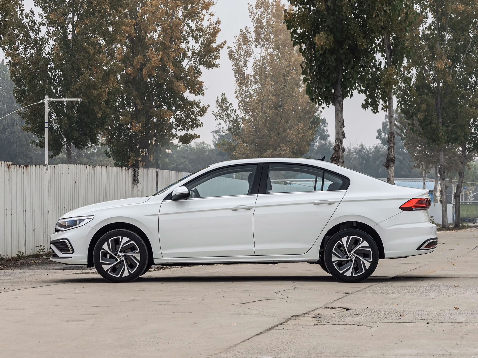 Volkswagen Bora — белый кузов в профиль