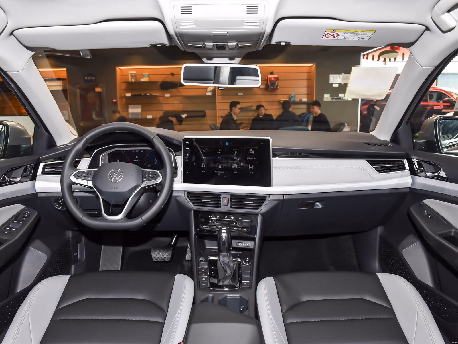 Volkswagen Bora — панорама леворульного кокпита