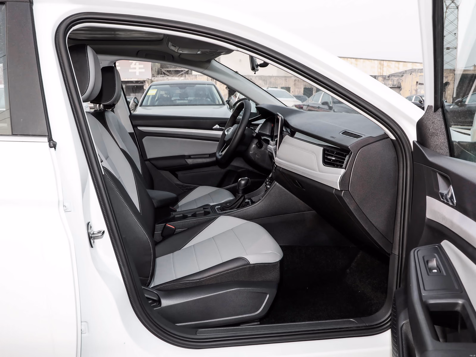 Салон Volkswagen Bora через открытую дверь