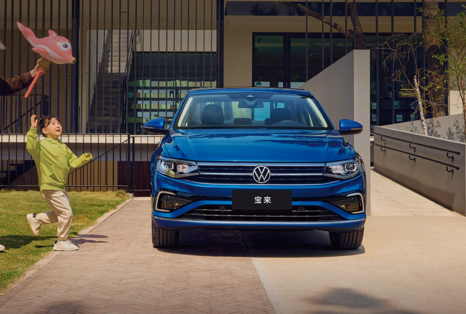 Volkswagen Bora у дома, вид спереди