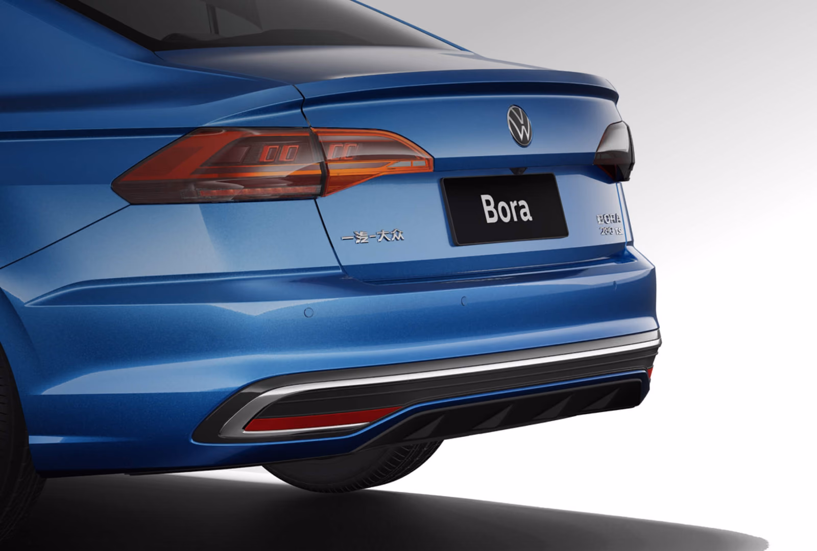 Задняя часть Volkswagen Bora, фонари и шильдик