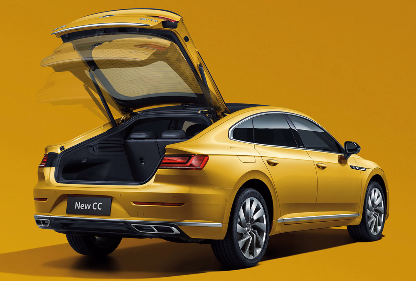 Открытый багажник лифтбека Volkswagen CC