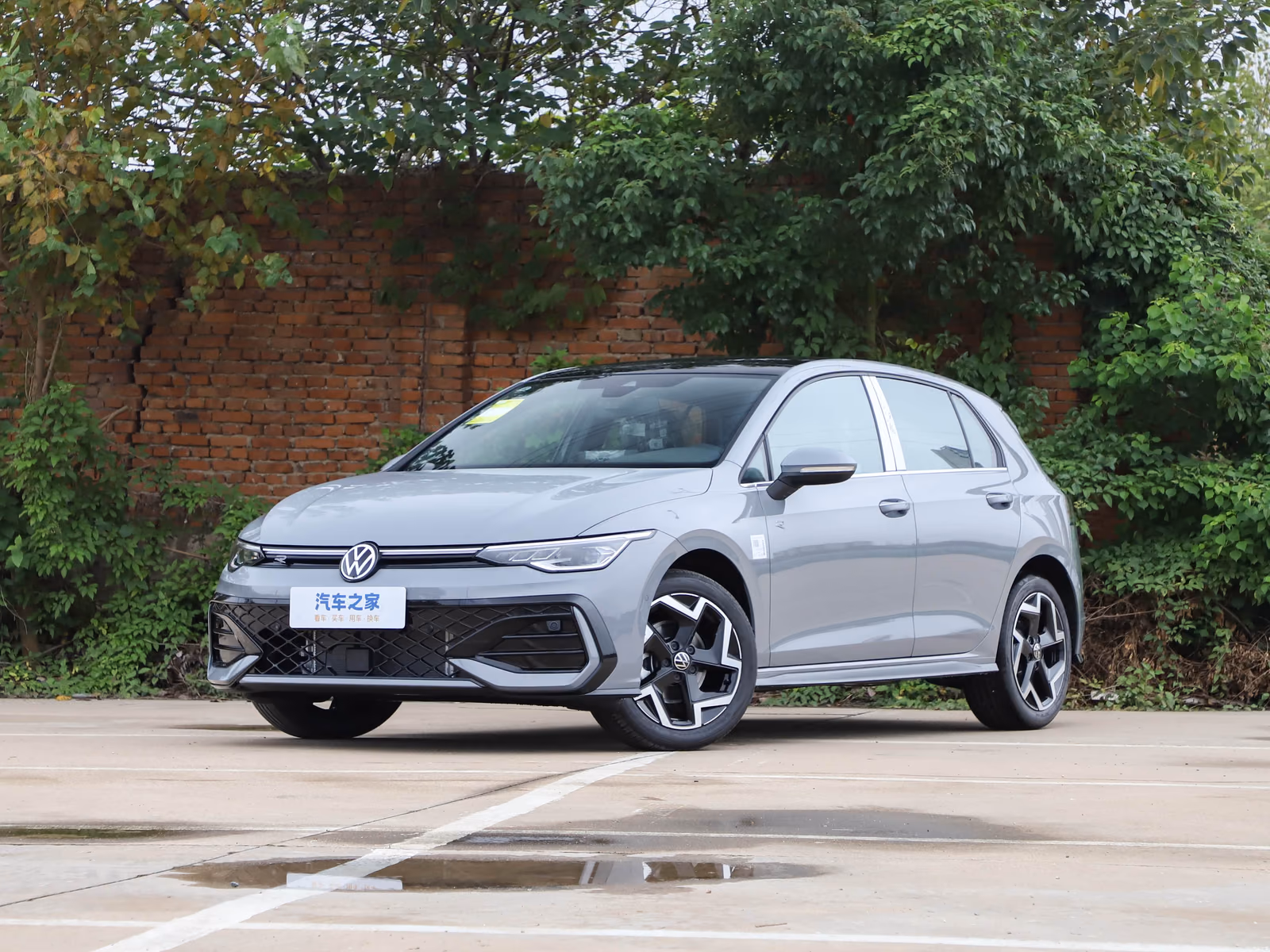 Volkswagen Golf 300TSI R-Line — серый кузов спереди в три четверти