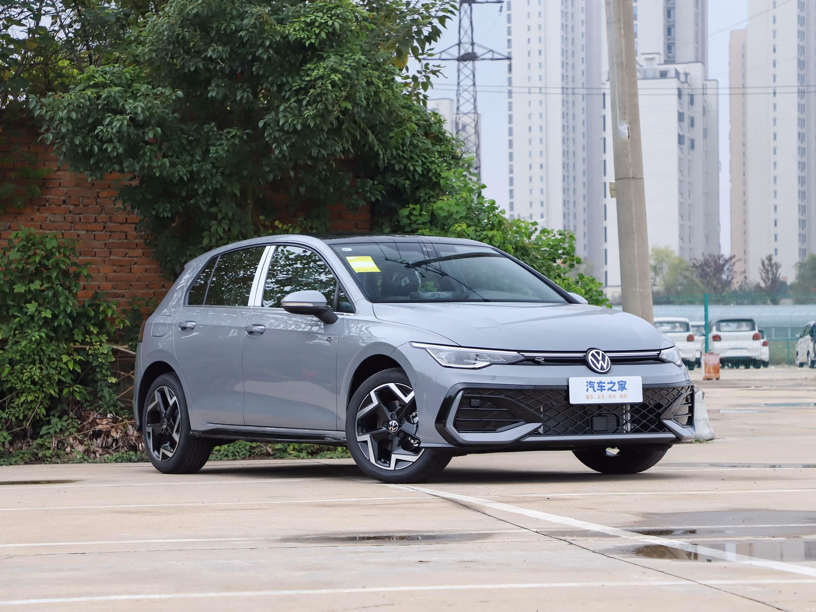 Volkswagen Golf 300TSI R-Line — передняя часть с противоположной стороны