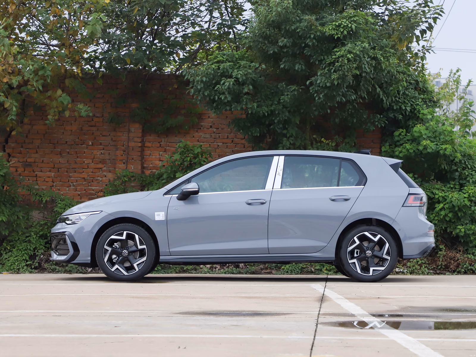 Volkswagen Golf 300TSI R-Line — серый кузов в профиль