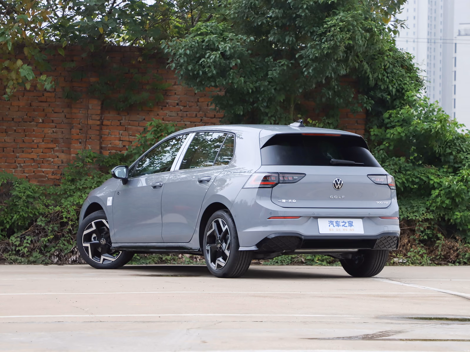 Volkswagen Golf 300TSI R-Line — серый кузов сзади в три четверти