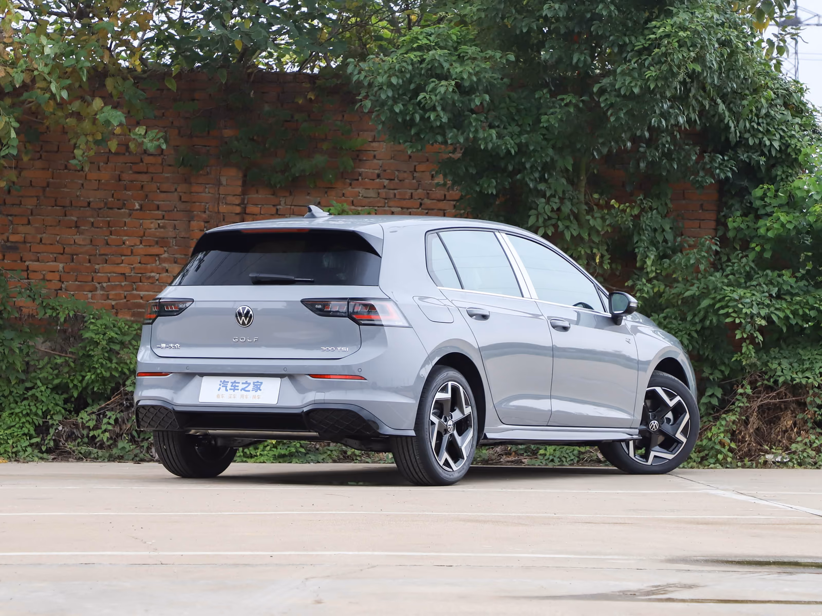 Volkswagen Golf 300TSI R-Line — задняя часть с противоположной стороны