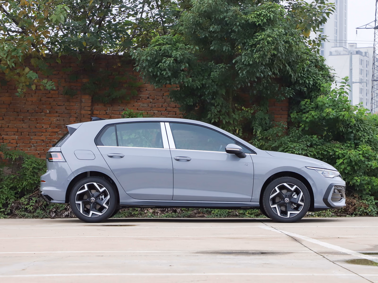 Volkswagen Golf 300TSI R-Line — второй профильный ракурс