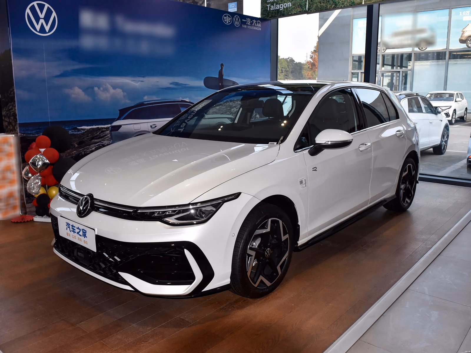Volkswagen Golf 300TSI R-Line — белый кузов спереди в три четверти
