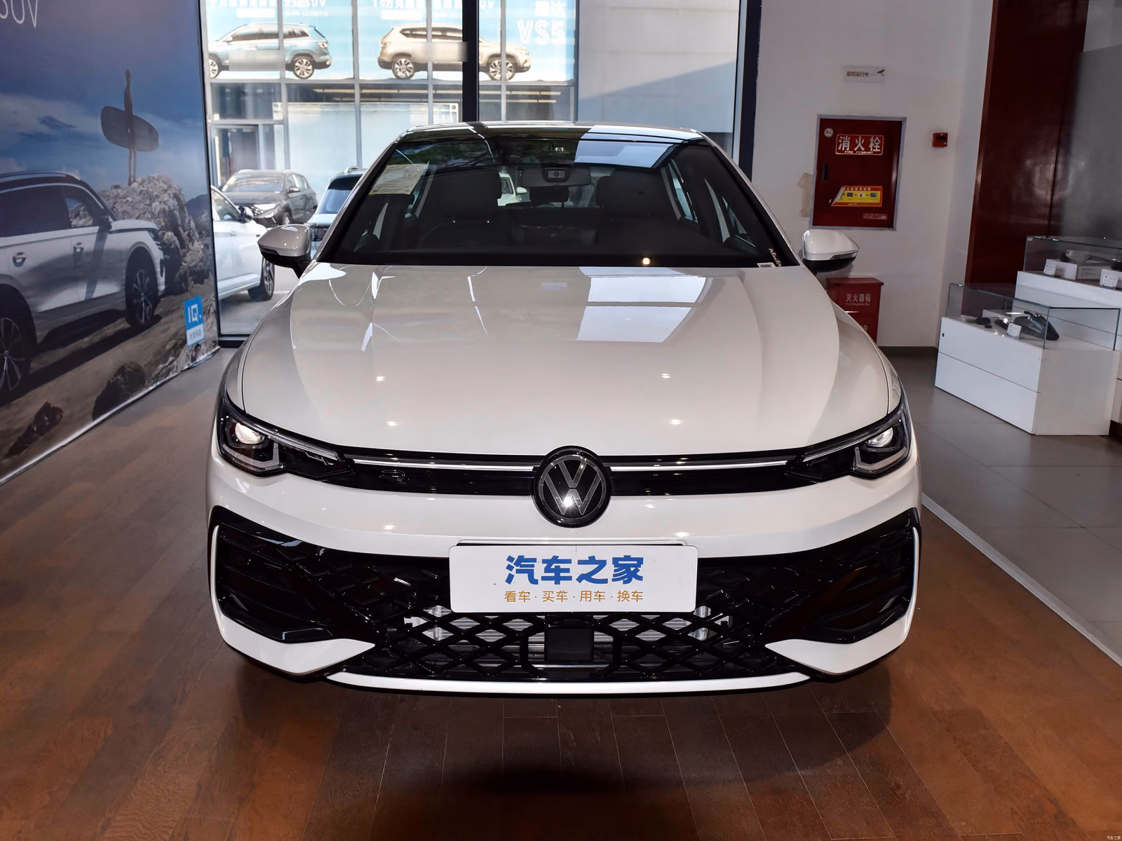 Volkswagen Golf 300TSI R-Line — белый кузов строго спереди