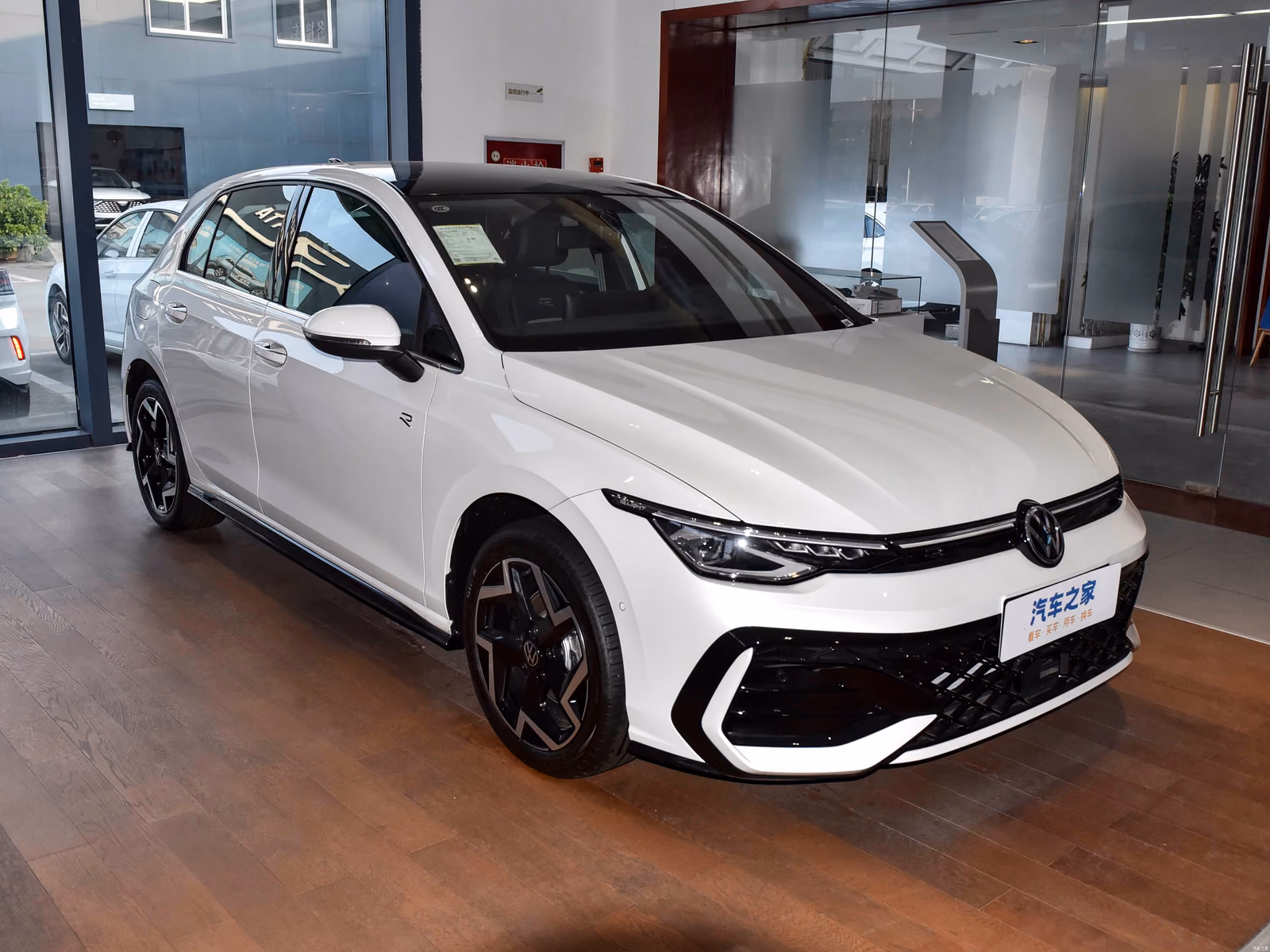 Volkswagen Golf 300TSI R-Line — второй передний ракурс белого кузова