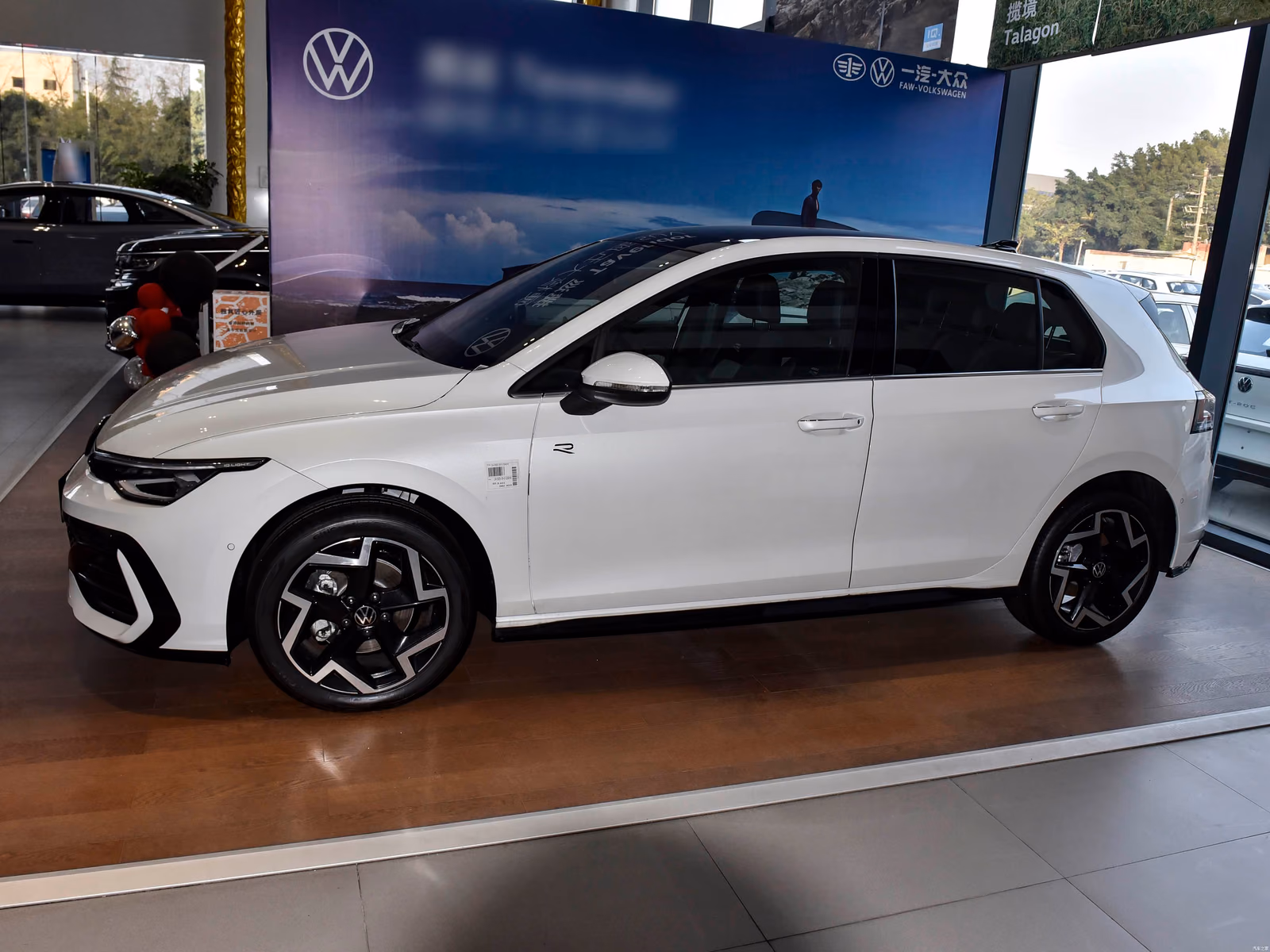 Volkswagen Golf 300TSI R-Line — белый кузов в профиль