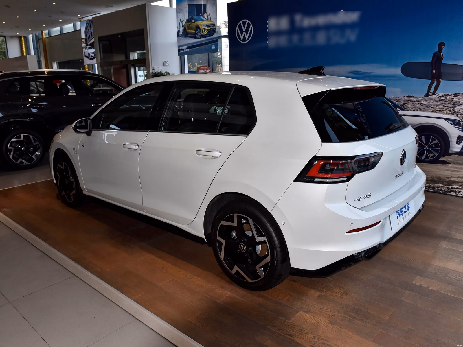 Volkswagen Golf 300TSI R-Line — белый кузов сзади в три четверти