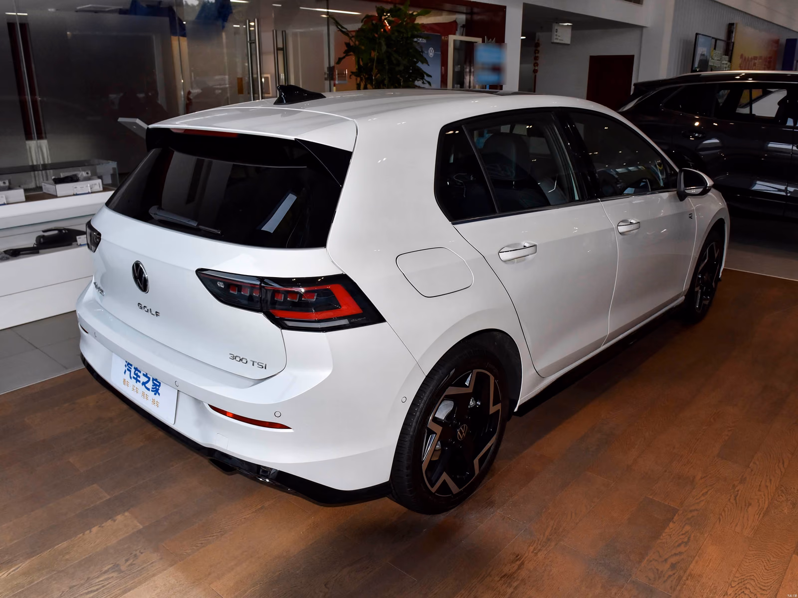 Volkswagen Golf 300TSI R-Line — второй задний ракурс белого кузова
