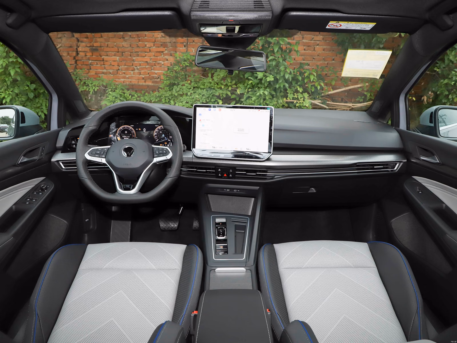 Volkswagen Golf 300TSI R-Line — панорама леворульного кокпита