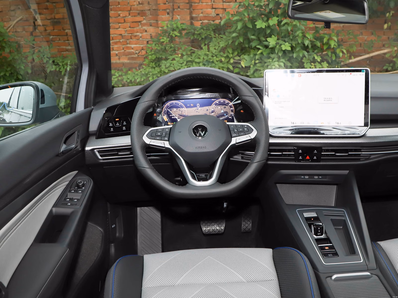 Volkswagen Golf 300TSI R-Line — водительское место