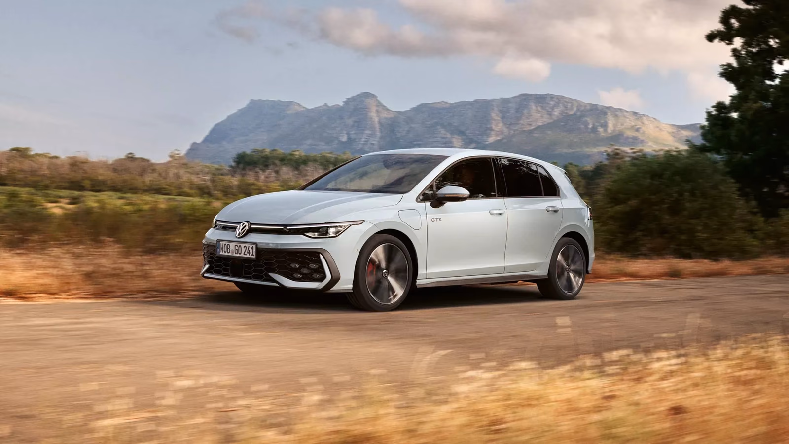 Volkswagen Golf — вид сзади в три четверти