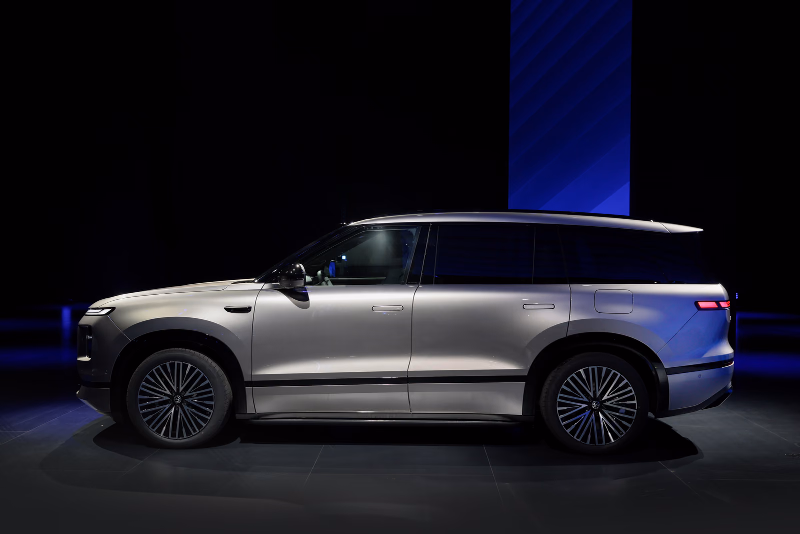Volkswagen ID. ERA 9X — профиль кузова на тёмной сцене