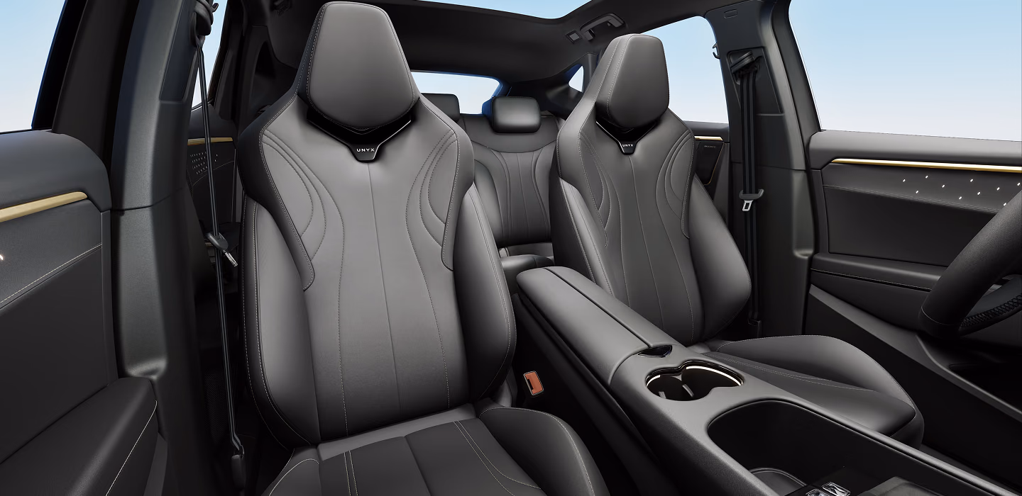 Тёмные передние кресла Volkswagen ID. Unyx 06