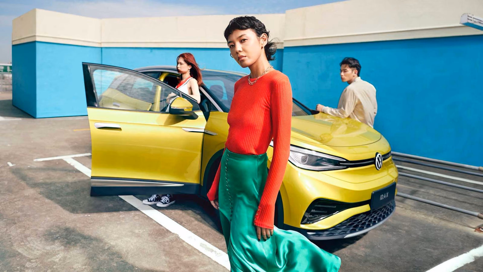 Volkswagen ID.4 X спереди с открытой дверью