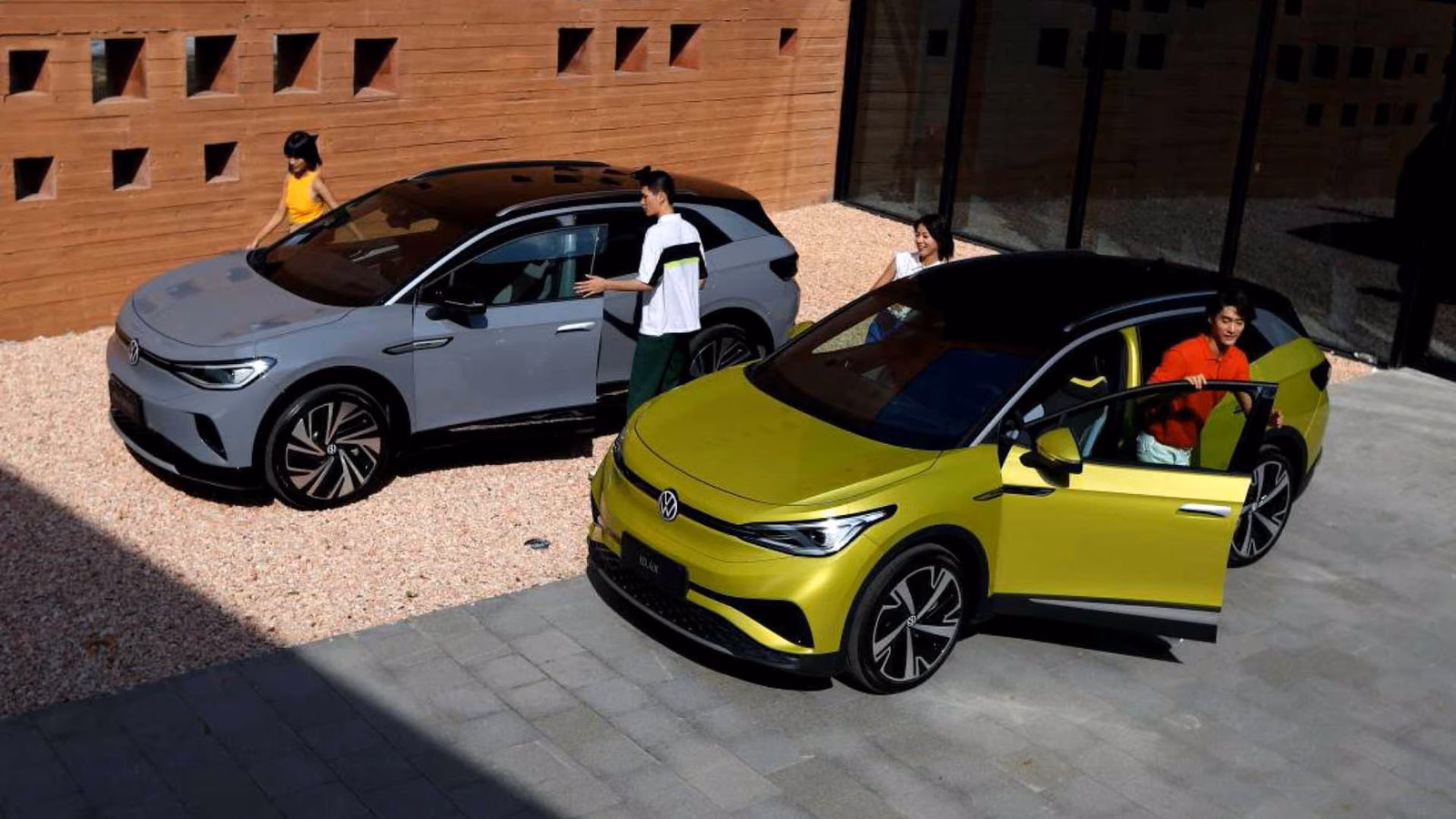 Volkswagen ID.4 X и ID.4 CROZZ с открытыми дверями