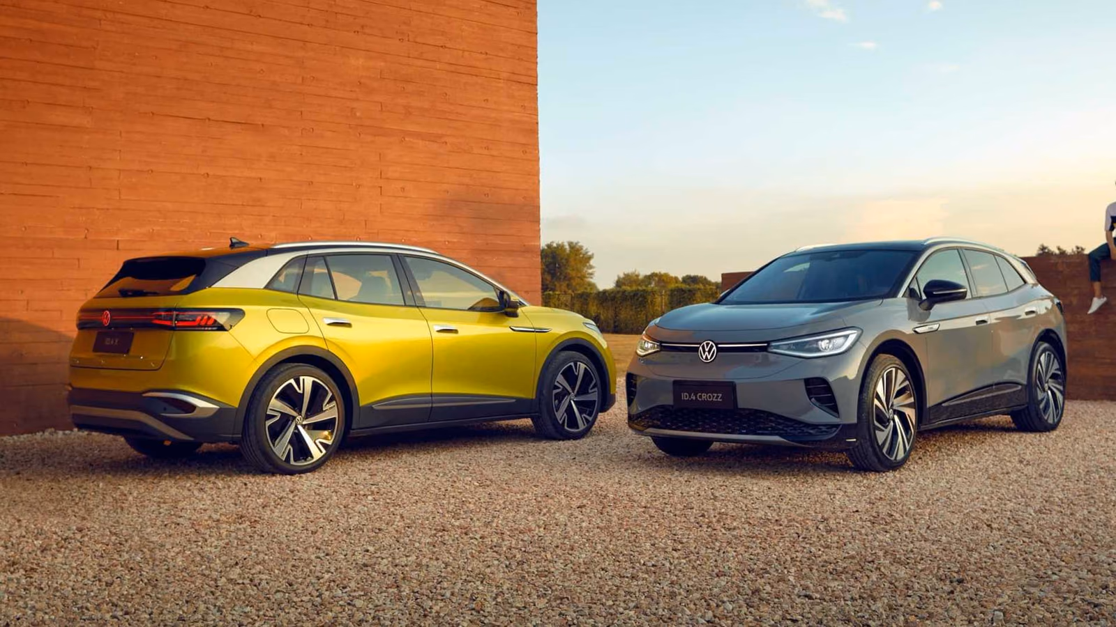 Volkswagen ID.4 X сзади и ID.4 CROZZ спереди