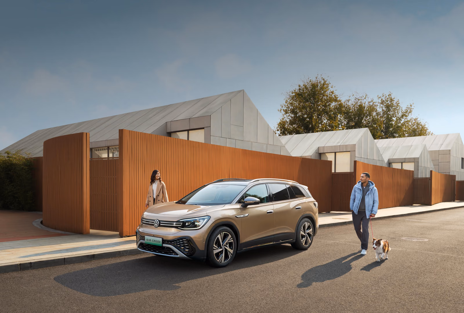 Volkswagen ID.6 CROZZ перед современным домом