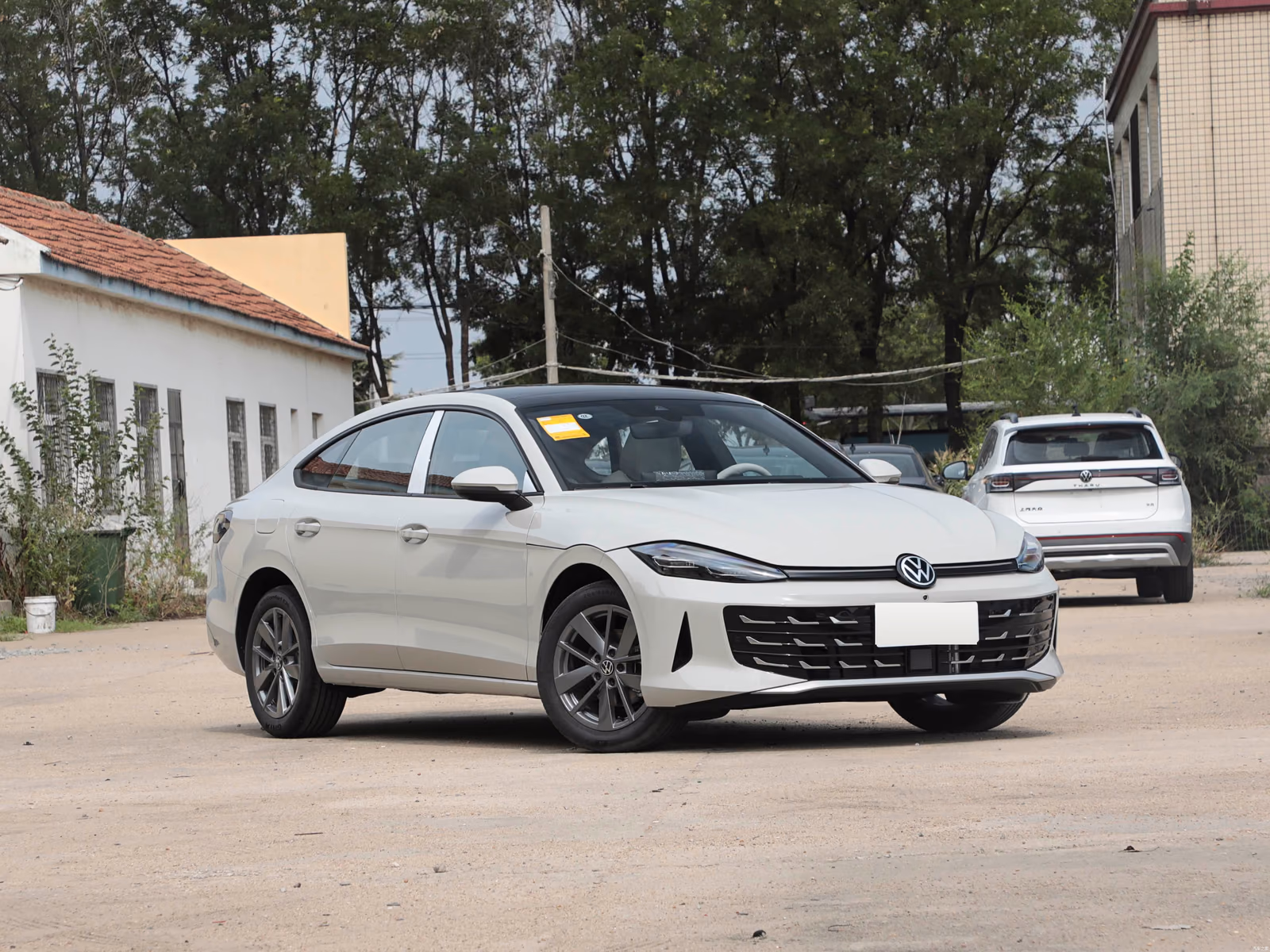 Volkswagen Lamando L 300TSI — вид спереди справа
