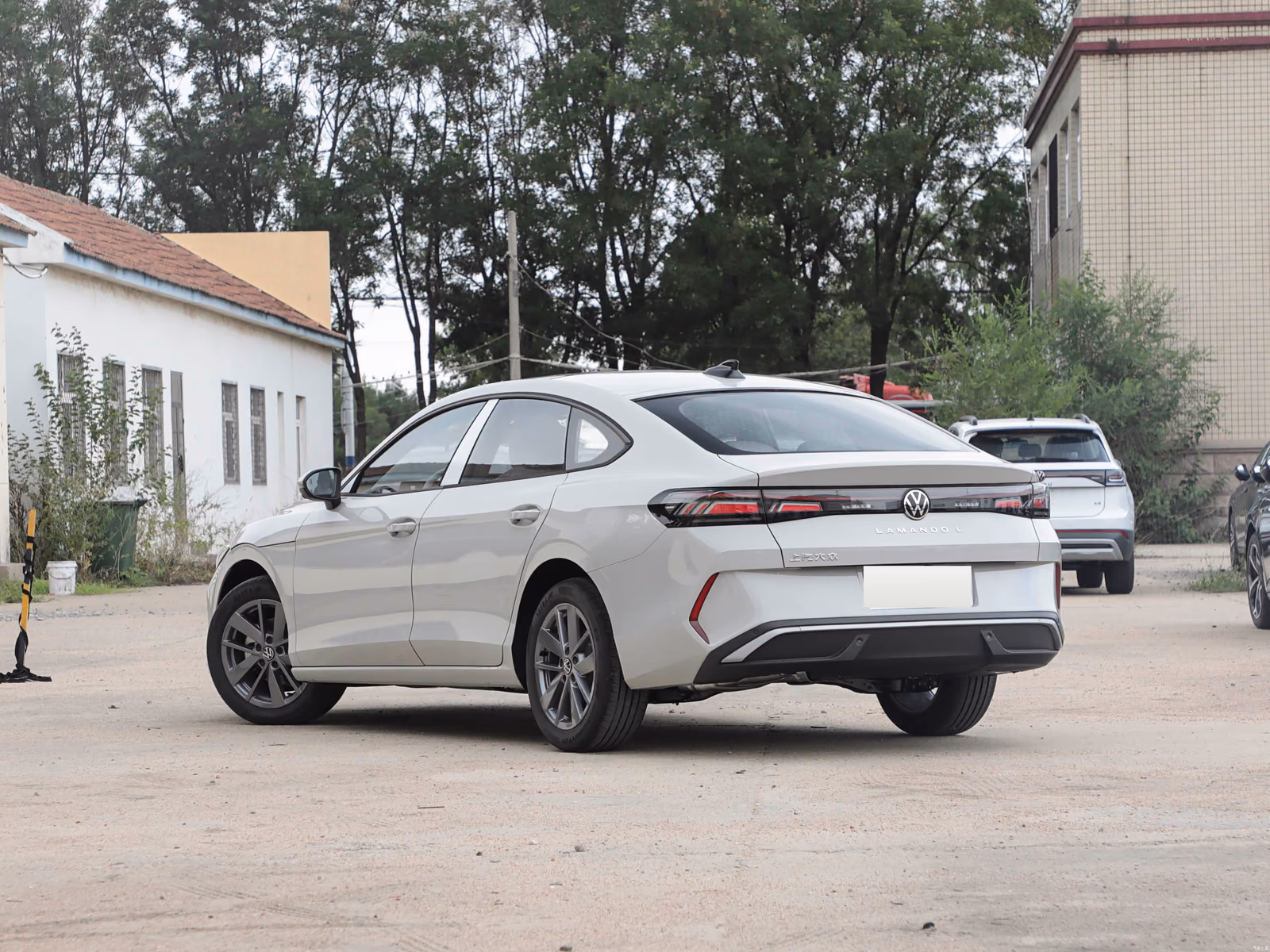 Volkswagen Lamando L 300TSI — вид сзади слева