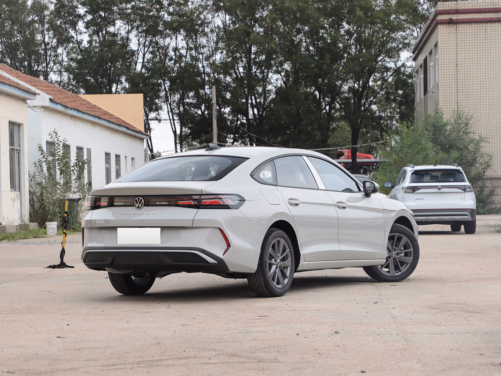Volkswagen Lamando L 300TSI — вид сзади справа