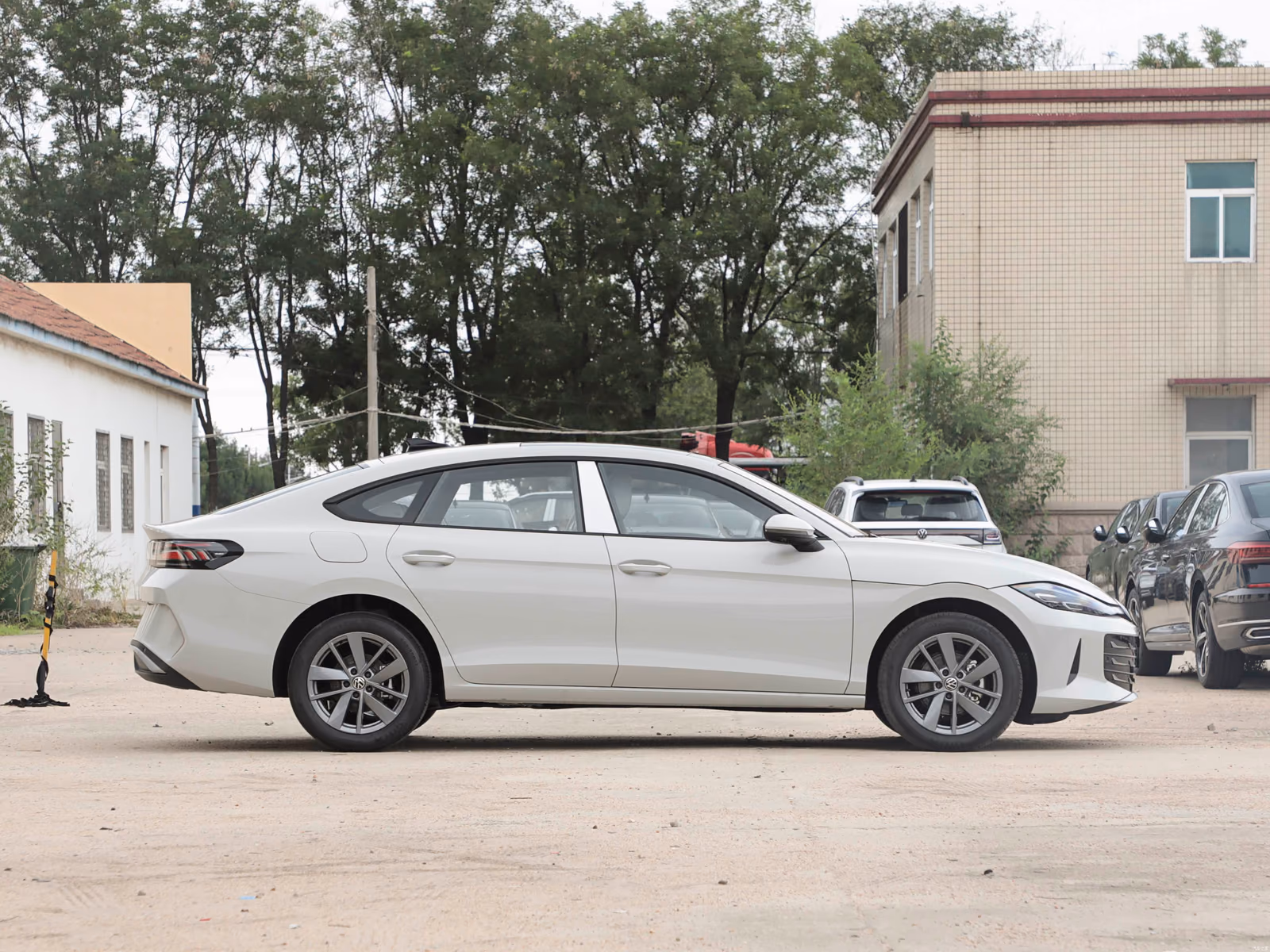 Volkswagen Lamando L 300TSI — правый профиль