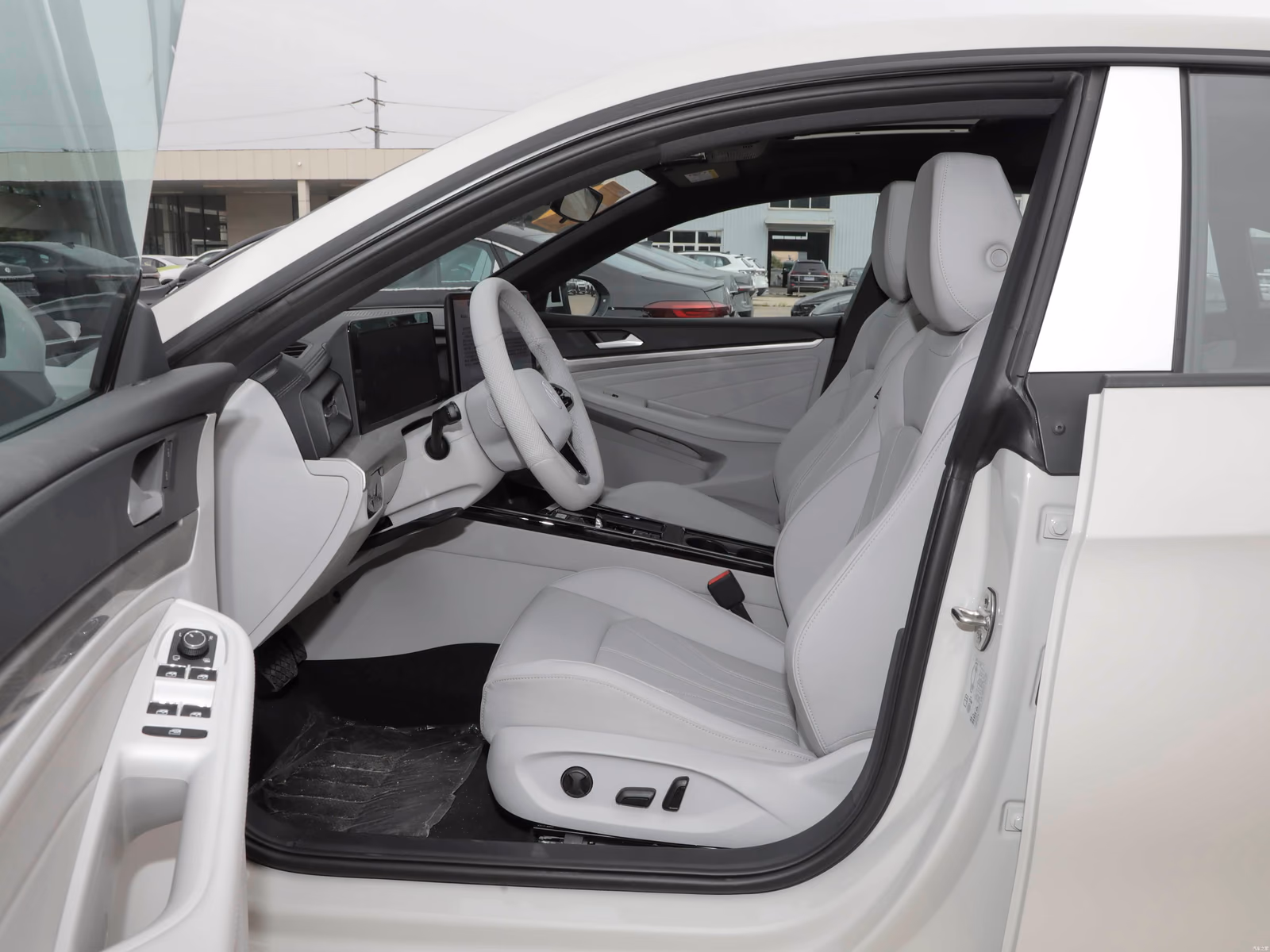Передняя часть салона Volkswagen Lamando L