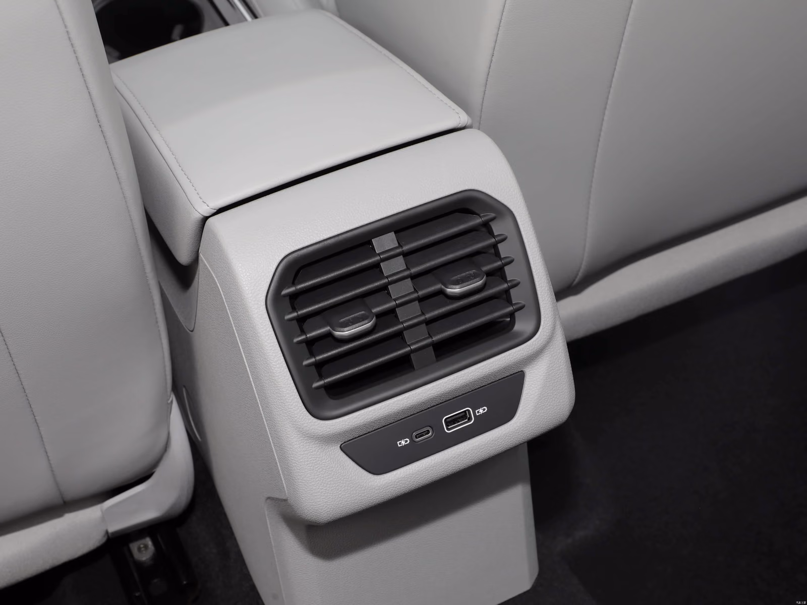 Дефлекторы и разъёмы второго ряда Volkswagen Lamando L
