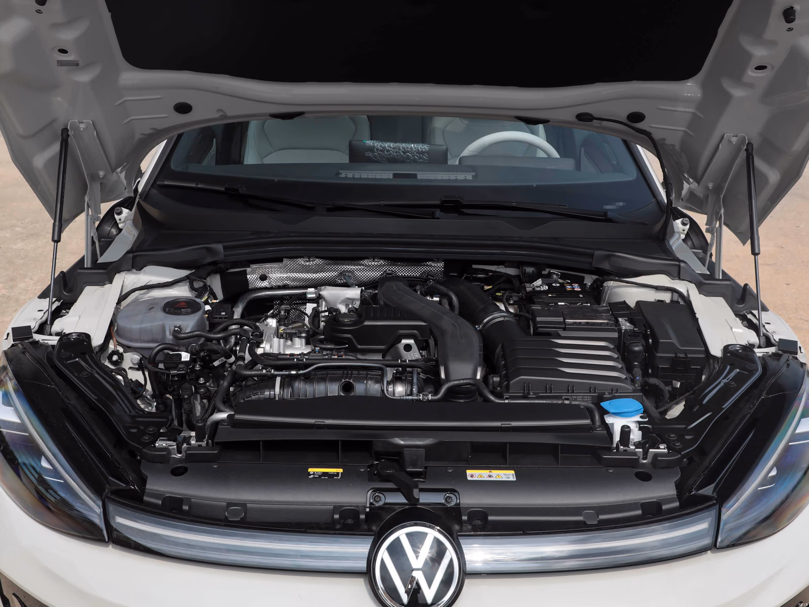 Моторный отсек Volkswagen Lamando L 300TSI