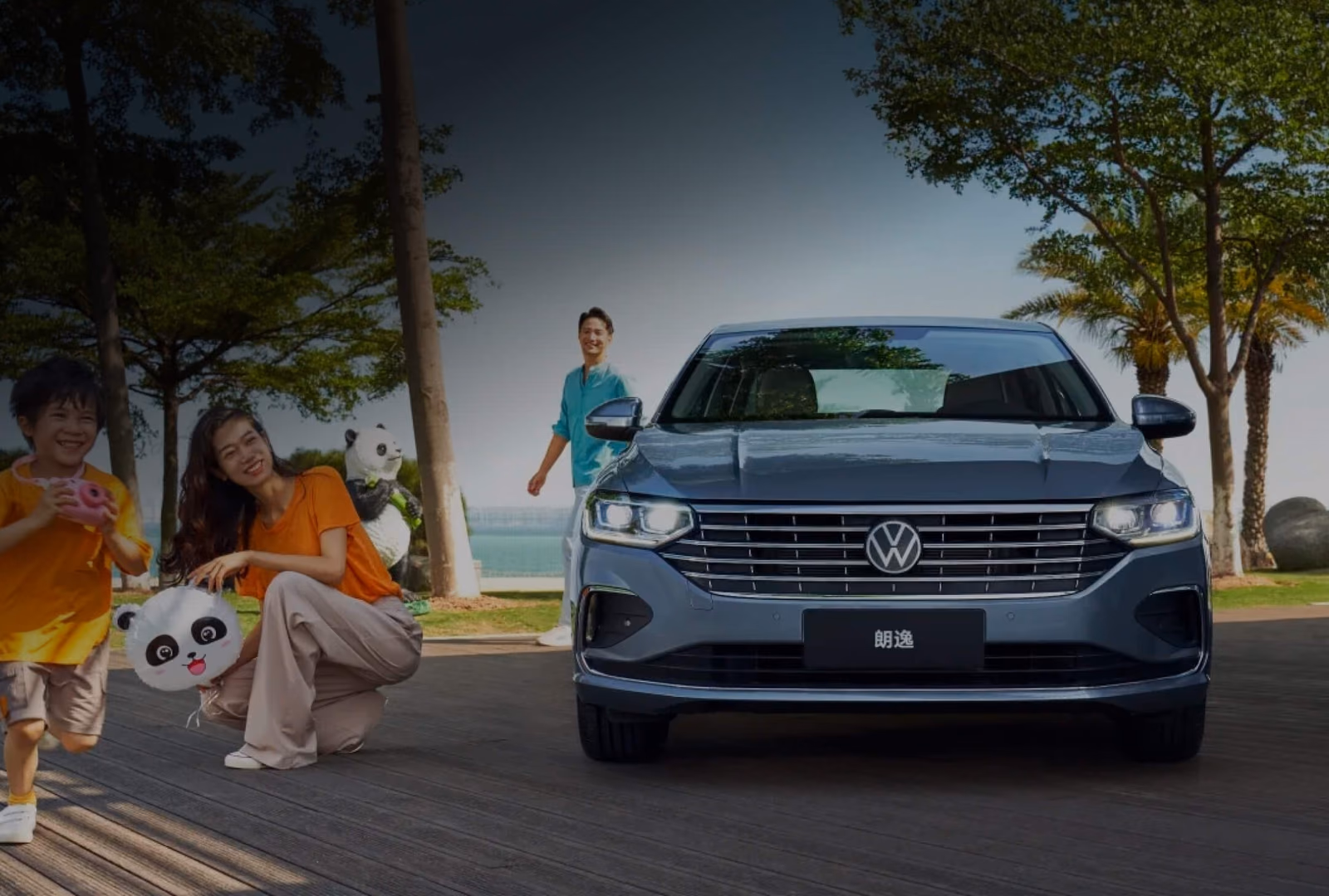 Volkswagen Lavida на набережной, вид спереди