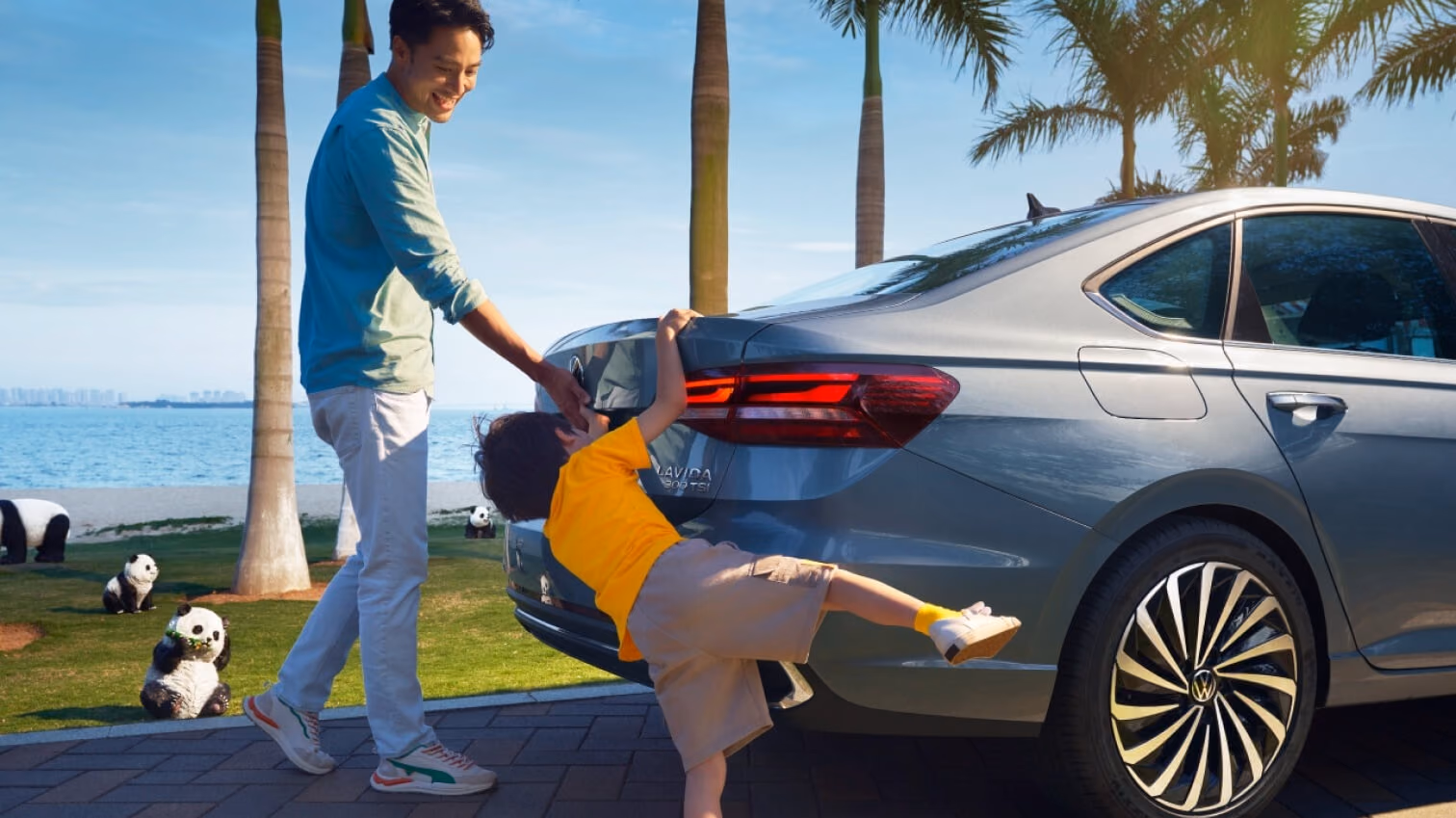 Volkswagen Lavida, вид сзади в три четверти