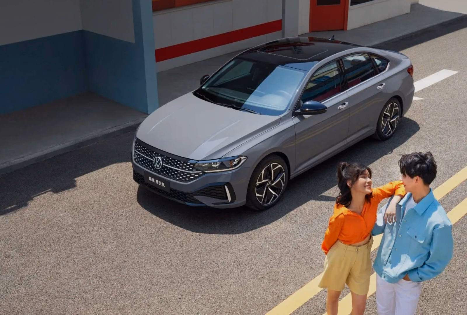 Volkswagen Lavida на улице, вид сверху