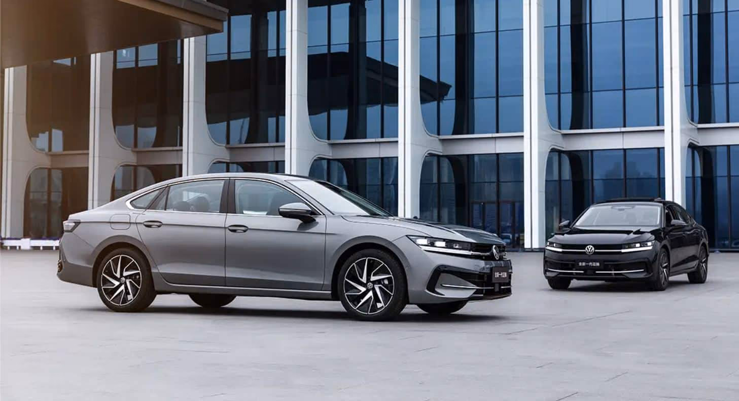 Volkswagen Magotan B9 серого цвета у современного здания