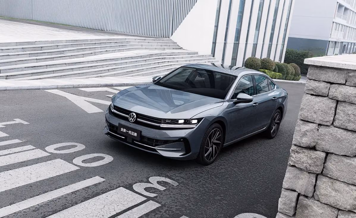 Volkswagen Magotan B9 спереди на дороге