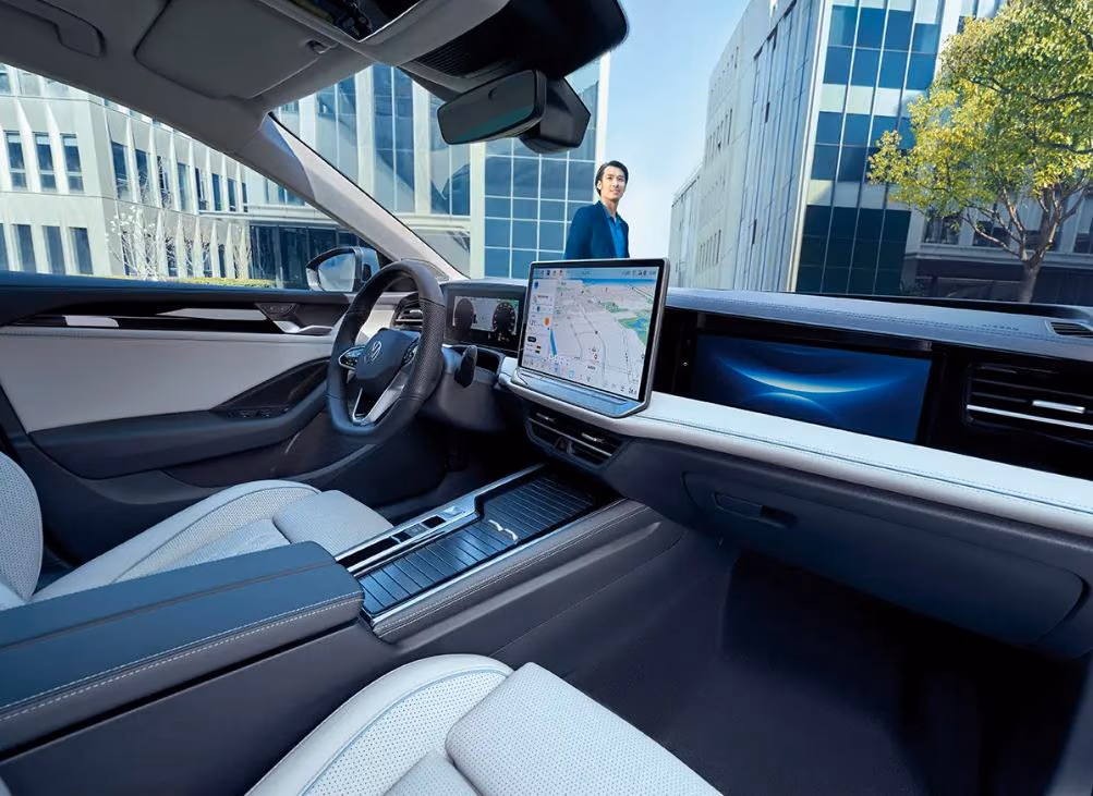 Салон Volkswagen Magotan B9 с экраном пассажира